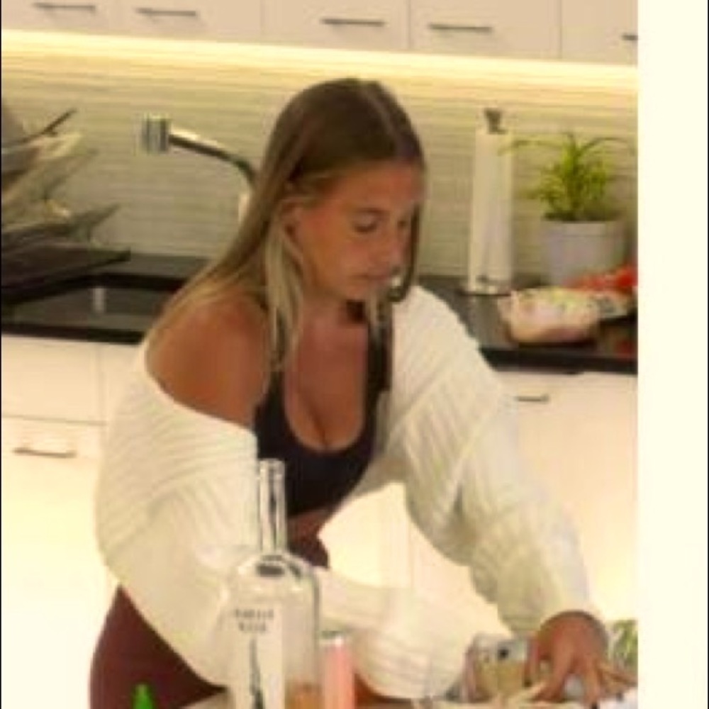 COPY - Simonett Sweater Sleeve look